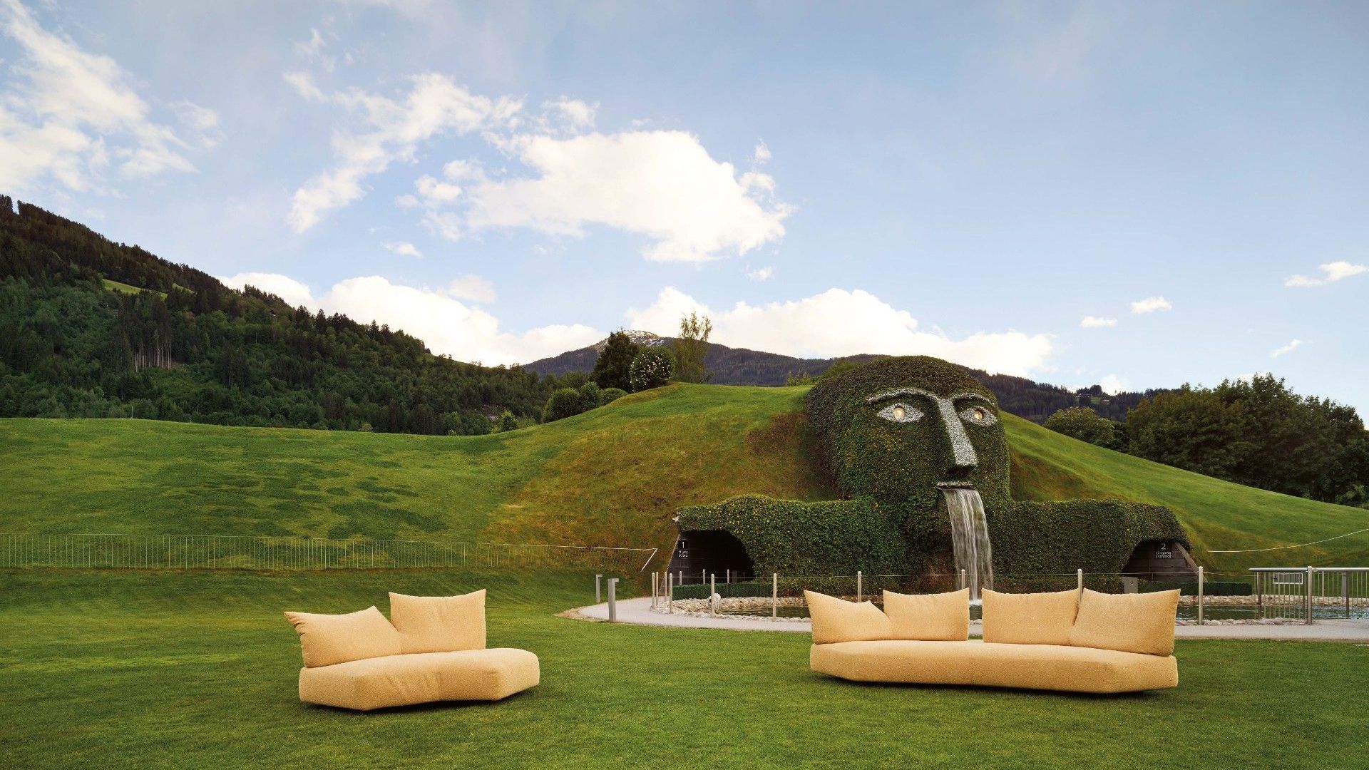  Anywhere in Minerals Light Gold di fronte al Gigante, il guardiano dei Mondi di Cristallo Swarovski a Wattens, in Austria. 