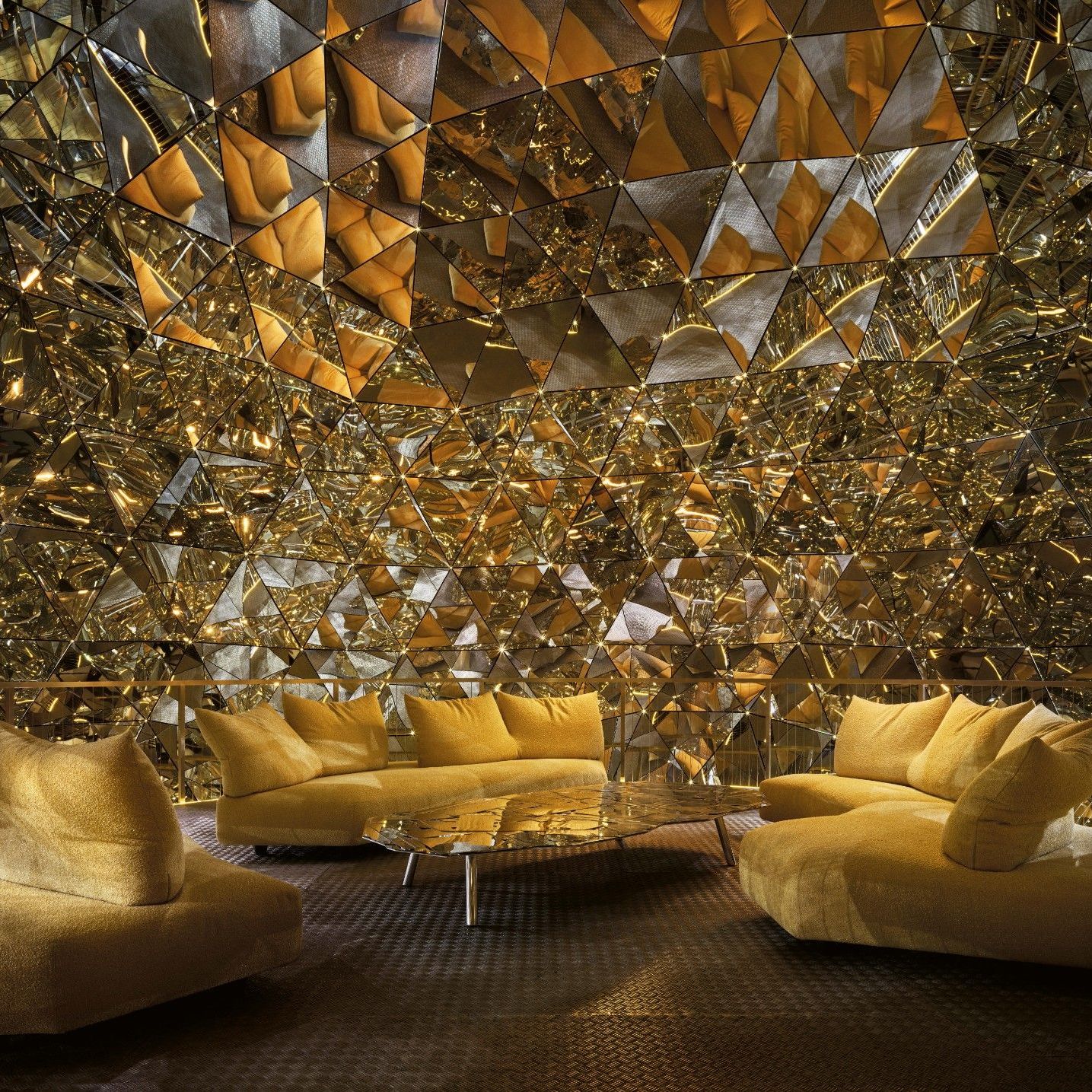  Anywhere, Brasilia. Un gioco di riflessi unisce i divani in Minerals Light Gold, gli specchi del tavolo e l'opera "Kristalldom". 
