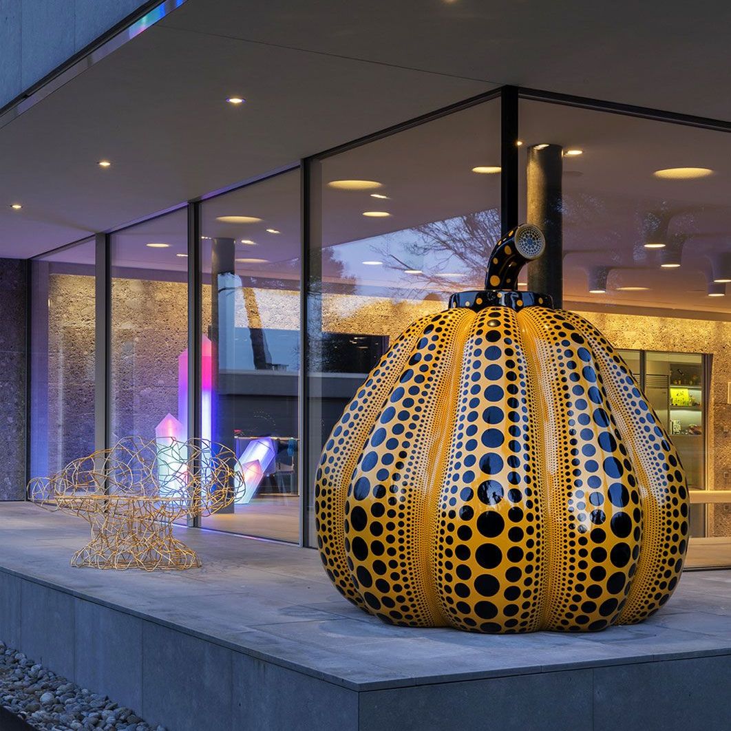  Corallo ,&nbsp;the gold version, next to Yayoi Kusama&rsquo;s Pumpkin 