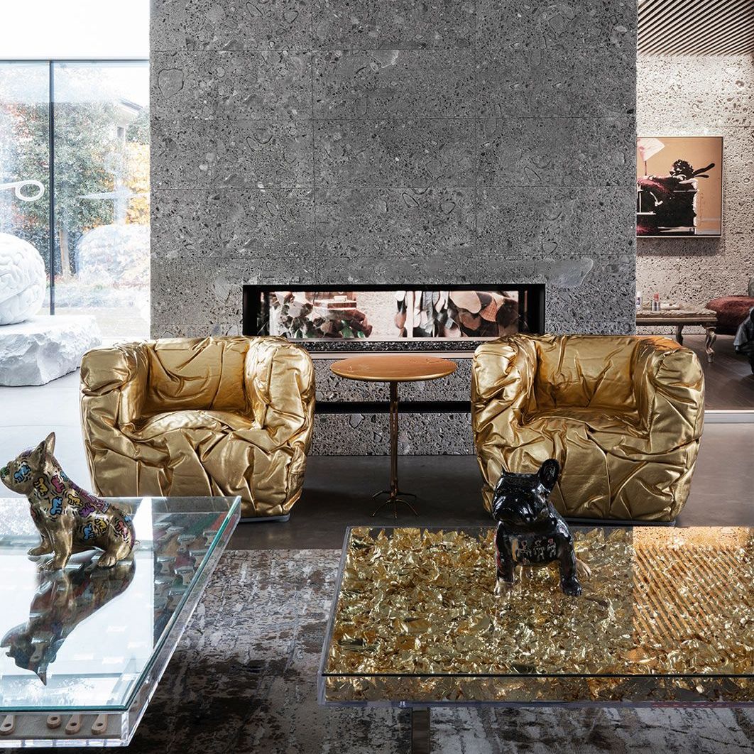   Sponge .&nbsp;The armchairs furnish the living area of ​​the house. 