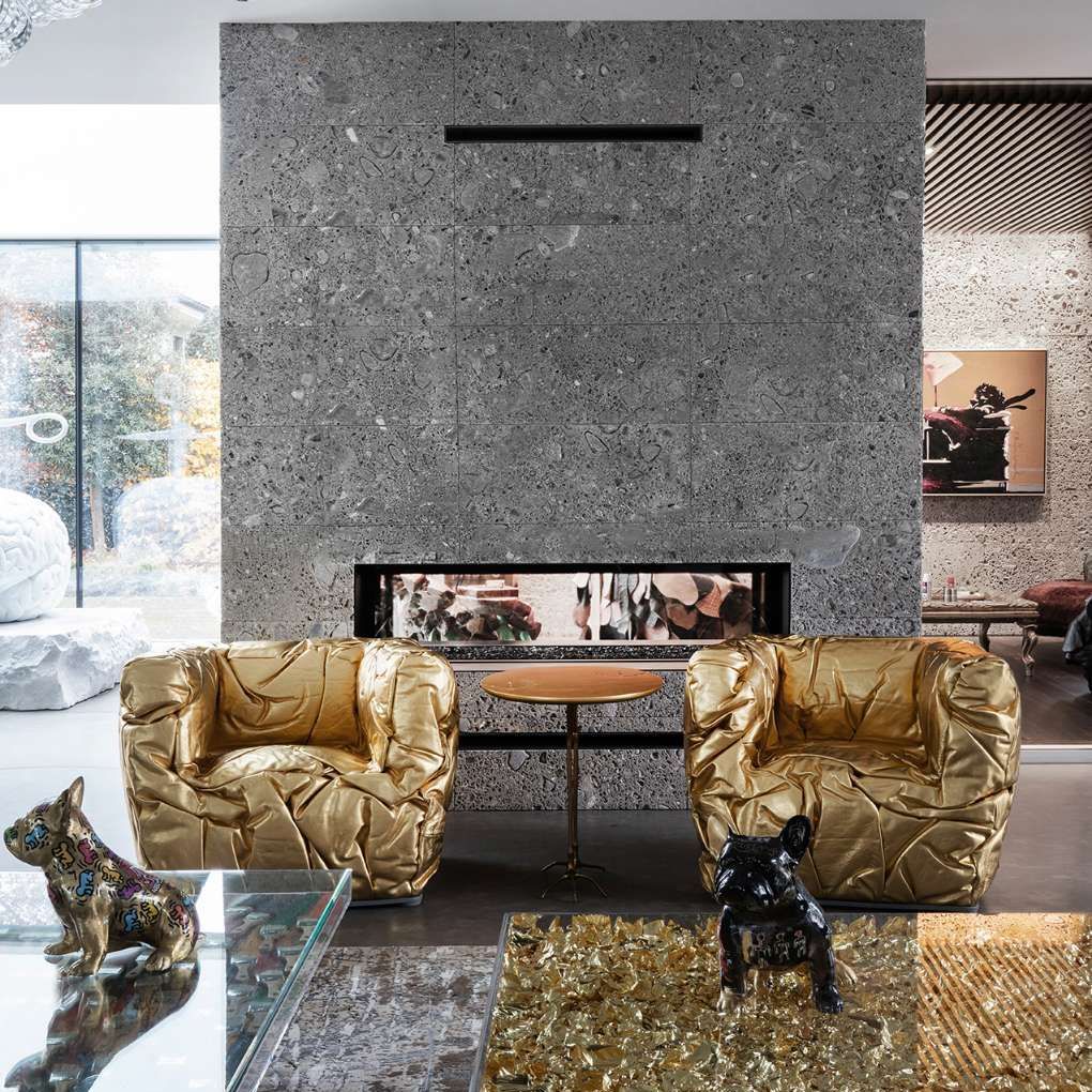   Sponge .&nbsp;The armchairs furnish the living area of ​​the house. 