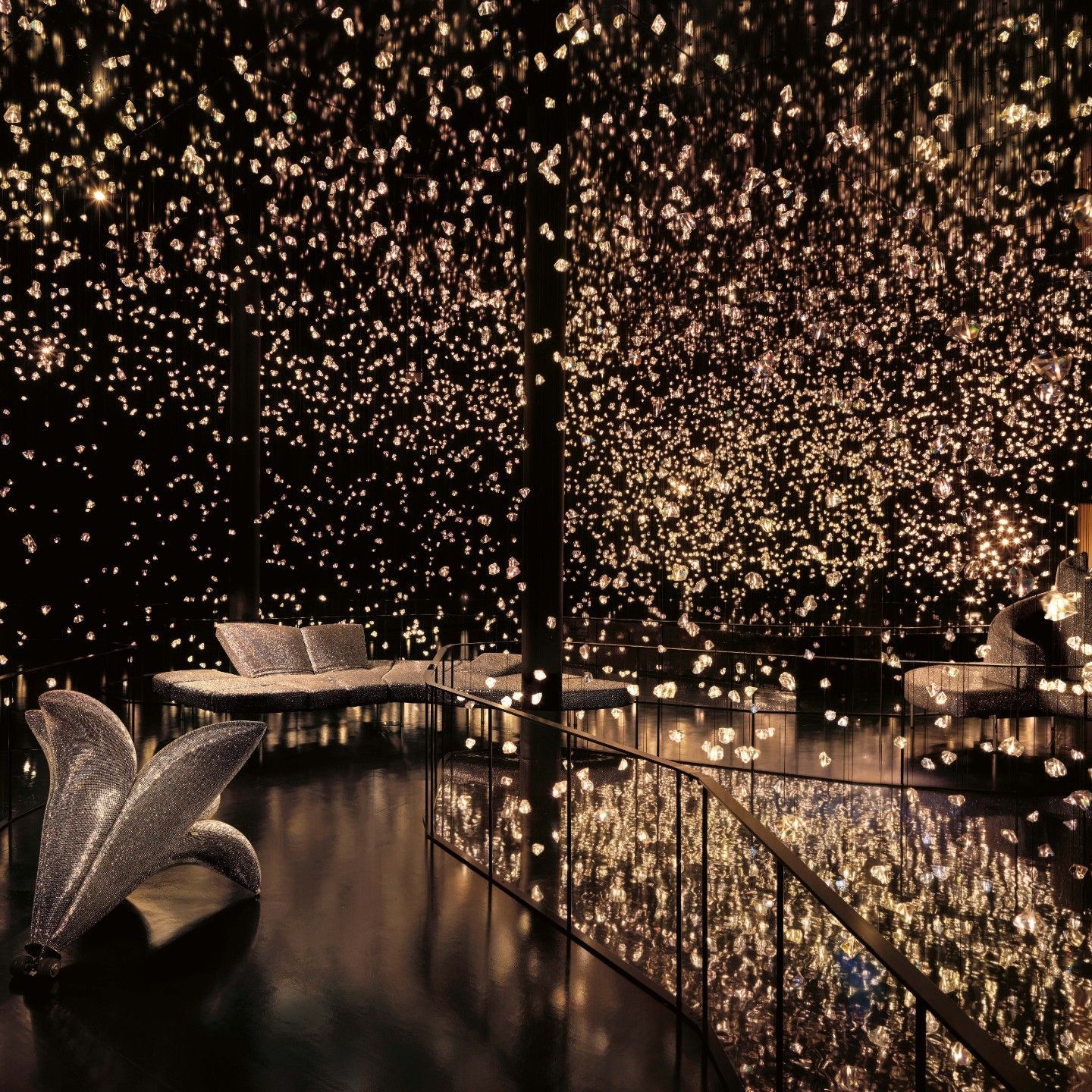  Diamond CristallizedTM with Swarovski&reg;. Getsuen, Flap e Tatlin con lo speciale rivestimento di cristalli nella stanza &ldquo;Pulse Voronoi&rdquo; di Rafael Lozano-Hemmer. 