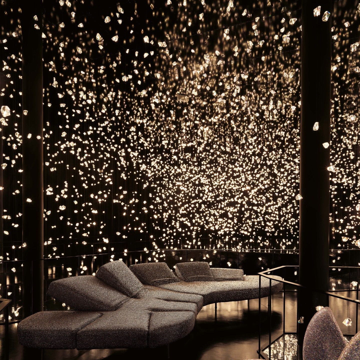  Diamond CristallizedTM with Swarovski&reg;. Getsuen, Flap e Tatlin con lo speciale rivestimento di cristalli nella stanza &ldquo;Pulse Voronoi&rdquo; di Rafael Lozano-Hemmer. 