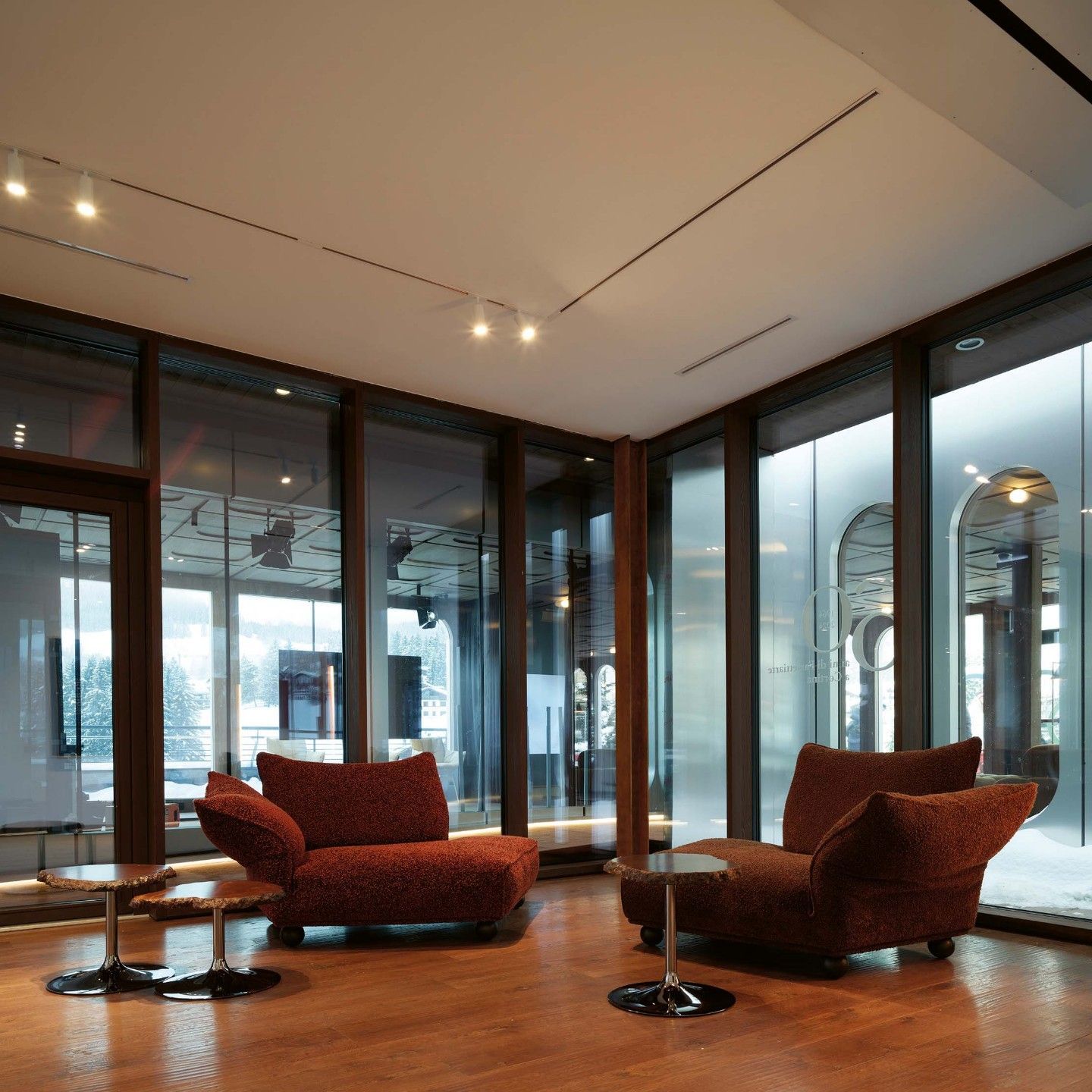  Standway, Cicladi. A chaise longue sofa in Glossy Matt Burgundy and Coral and tables in amber alabaster offer a place to relax at the Farsettiarte Gallery in Cortina d&rsquo;Ampezzo. 