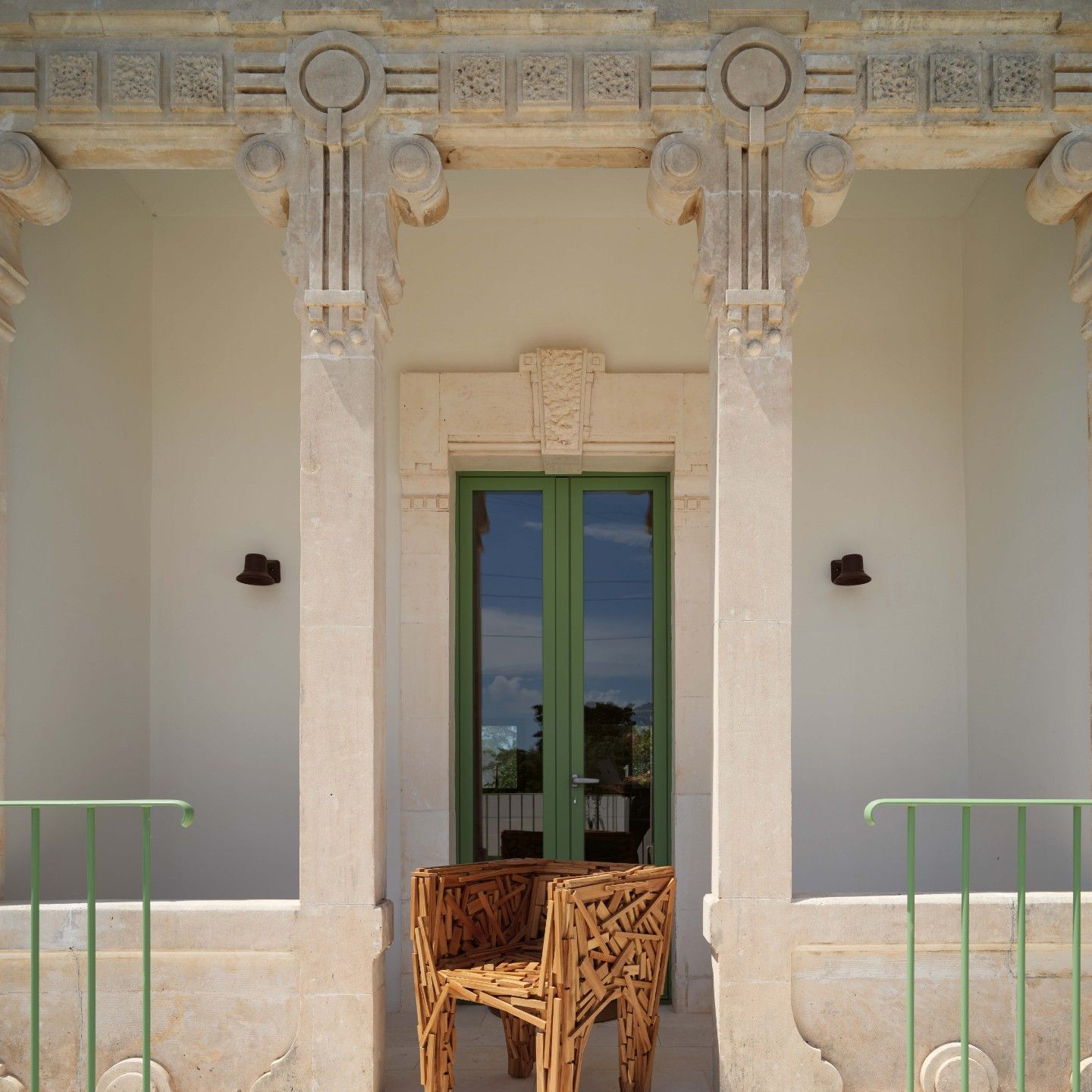  Favela. The armchair in teak stands out on the pure white terrace. 