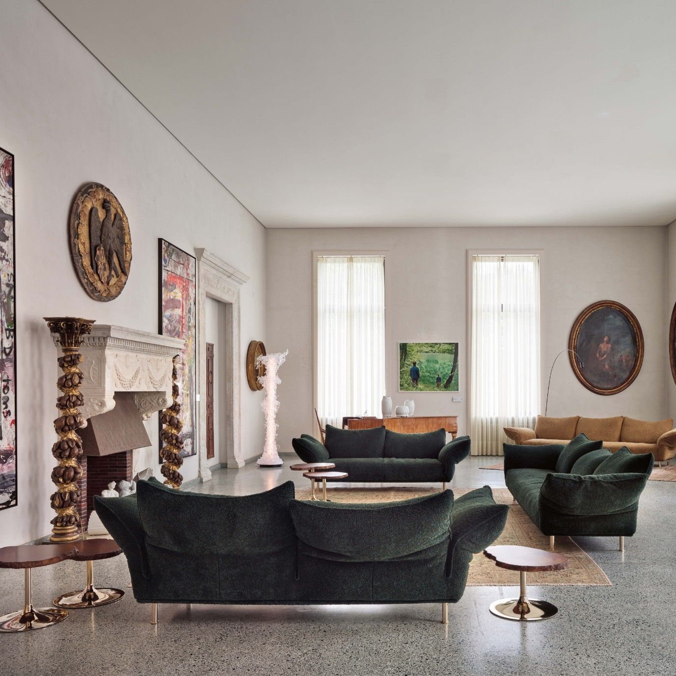  Standalto, Cicladi, Dilly. 
Les canap&eacute;s en Glossy Matt Olive et Minerals Pure Gold, ainsi que les tables en alb&acirc;tre ambr&eacute; et la lampe sculpturale argent&eacute;e, am&eacute;nagent l&rsquo;une des salles. 