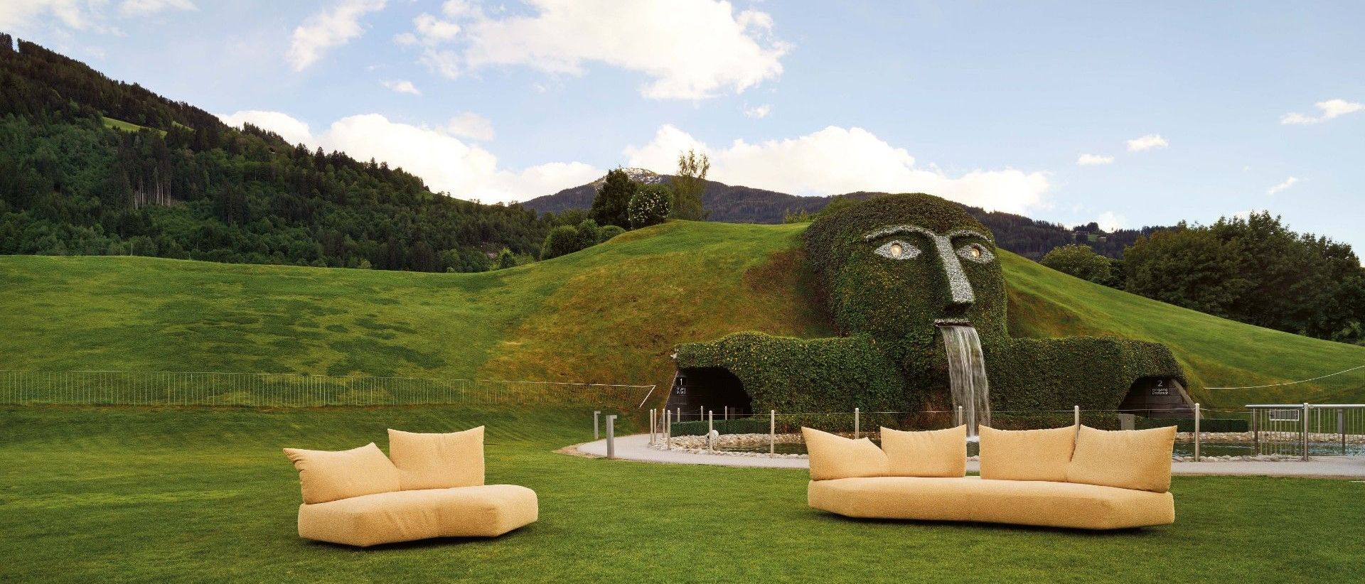  Anywhere in Minerals Light Gold di fronte al Gigante, il guardiano dei Mondi di Cristallo Swarovski a Wattens, in Austria. 