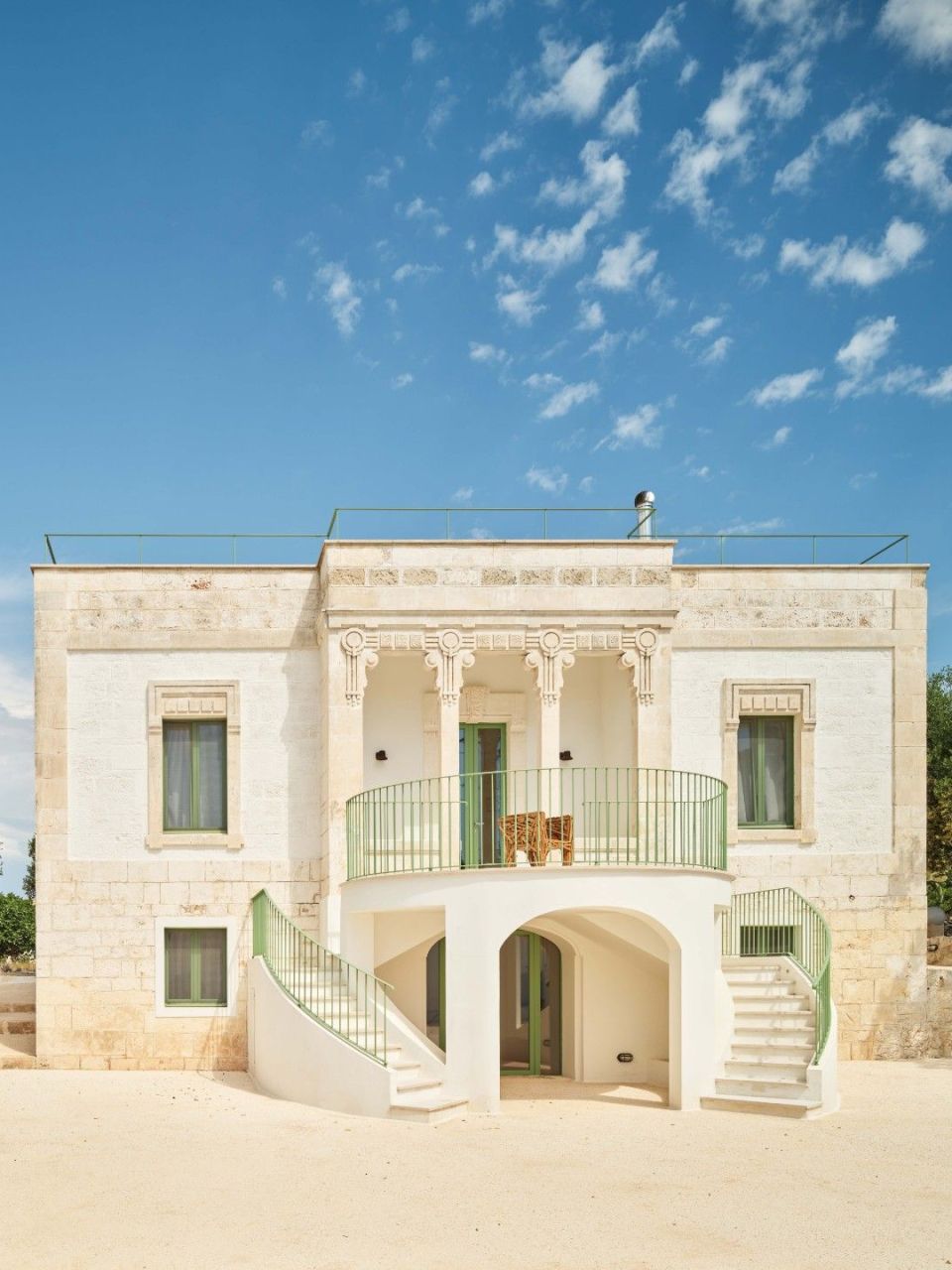  La villa Liberty nella campagna di Ostuni, immersa nella macchia mediterranea. 